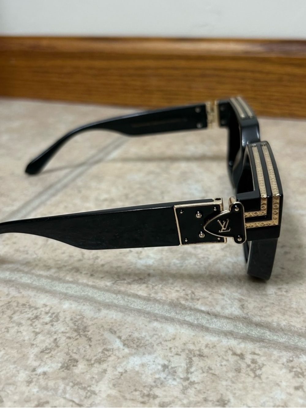 Louis Vuitton Black Sunglasses with Gold Detail
Millionaire - Picture 2 of 8